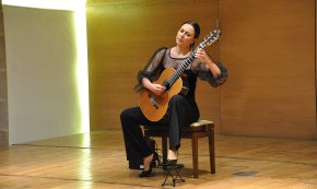 La guitarrista clàssica Ekaterina Zàytseva llança un missatge de pau en el seu intimista concert a la Cripta