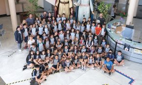 Més de 70 alumnes de quart del col·legi Cardenal Vidal i Barraquer visiten l'Ajuntament