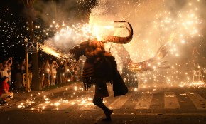 Bèsties de foc i diables s'apoderen de la nit cambrilenca