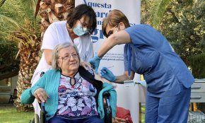 Comença la vacunació de la quarta dosi de la covid en el marc de la «normalització» de la pandèmia