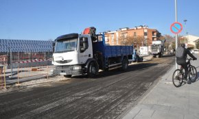 Talls de circulació al voltant de l'obra del nou supermercat Mercadona per uns treballs d'asfaltat