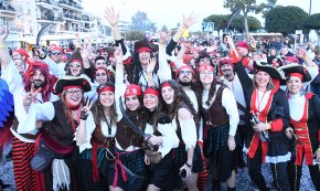 Un miler de persones repartides en 13 comparses protagonitzen una animada rua del Carnaval (CONTÉ GALERIA FOTOGRÀFICA)