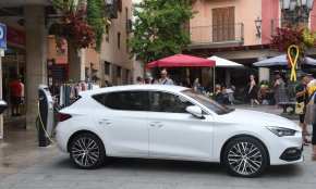 Es retira el punt de recàrrega de vehicles elèctrics de la plaça de la Vila pels inconvenients que generava la presència de vehicles estacionats