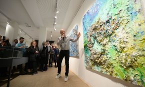 L'exposició col·lectiva «L'art de la posidònia» començarà la seva itinerància a Cambrils  