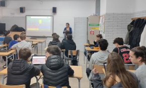 Prop de 460 alumnes dels instituts cambrilencs reben la visita del Departament de Joventut