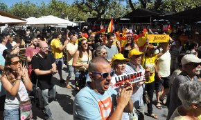 Més de 300 persones planten cara a la provocació unionista en la concentració dels Avis i Àvies d'ahir