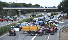 Es talla l'autopista Ap-7 a Cambrils per reivindicar la pagesia i un territori sense macroprojectes especulatius