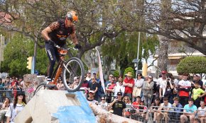 Espectacle ciclista a la platja del Regueral amb la Copa d'Espanya de Trial (Conté galeria)