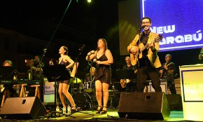 L'orquestra New Marabú posa la banda musical a la revetlla de Sant Joan