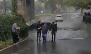 Rescaten dues persones que havien quedat atrapades dins el seu vehicle sota el pont de l'antiga via del tren