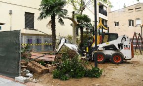 Es retiren els arbres i els gronxadors de la zona verda contigua al Mercat