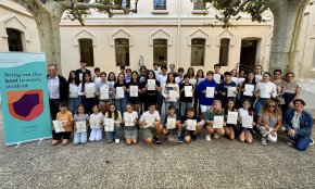 Una seixantena d'alumnes del col·legi Cardenal Vidal i Barraquer recullen els seus diplomes de Cambridge