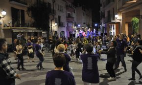 Traüt de Tarí omple de música tradicional la plaça de la Vila