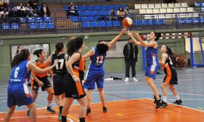 Còmoda victòria del CB Cambrils femení a la pista del cuer