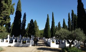 La tradicional visita al cementiri parroquial centra la diada de Tots Sants