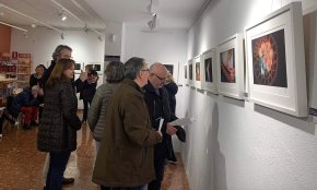 La fotògrafa veneçolana Paola Pasquali presenta l'exposició «Chiaroscuro» a la Rambla de l'Art