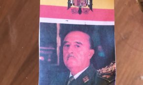 Una veïna de Cambrils rep una foto del dictador Franco acompanyada d'un missatge anònim per tenir l'estelada al balcó