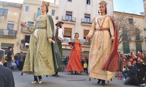 Els gegants Camí i Pere estrenaran vestits nous, demà, en una festa a la plaça de l'Ajuntament