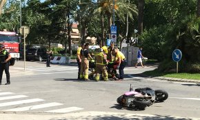 Una motociclista resulta ferida lleu al ser envestida per un turisme