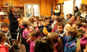 Els alumnes de P5 de l'escola Cambrils visiten l'Ajuntament 