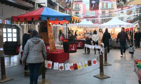 La plaça de la Vila i el carrer dels Immolats del Setge acullen una nova edició del Mercat de Nadal