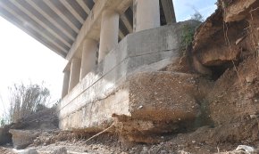 La base del pont de l'antiga N-340 sobre la riera de Maspujols presenta un deteriorament a causa de les recents rierades