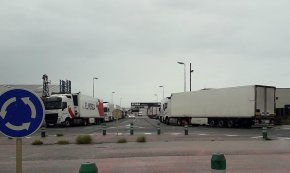 Desenes de camions van ser immobilitzats al polígon Belianes per les restriccions de mobilitat per motius meteorològics