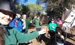 La plantada del pessebre, únic acte nadalenc organitzat pel Club Hípic Castells 