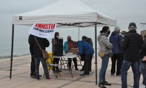 Òmnium Cultural Baix Camp recull signatures al passeig de les Palmeres en el marc de la campanya «Amnistia Ara»