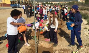 Uns 600 escolars celebren el Dia de l'Arbre a l'Hospitalet de l'Infant