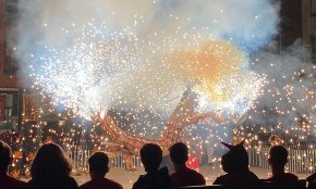 La Galera de foc participa en la celebració dels cinc anys de la bèstia de foc Atzeries, al barri de Gràcia de Barcelona