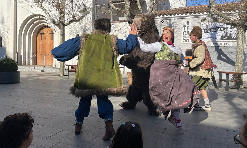 L'os protagonista va estar acompanyat, en tot moment, per una colla de pagesos i un músic que va anar tocant l'acordió