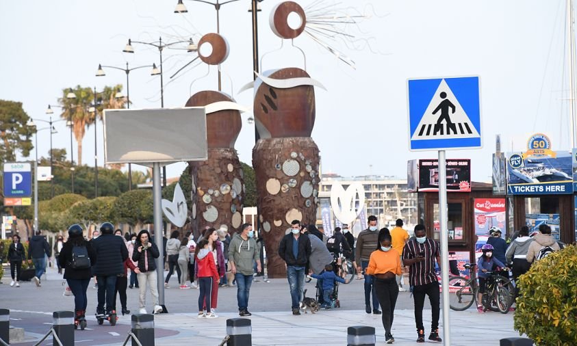 Imatge d'arxiu de gent passejant pel port de Cambrils