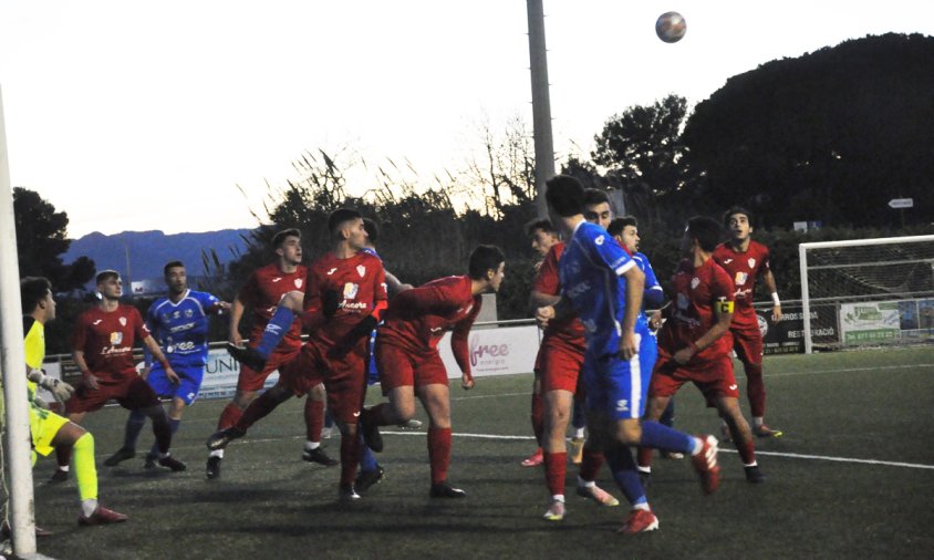 Un moment del partit entre el Cambrils Unió i la Floresta disputat el dissabte a la tarda