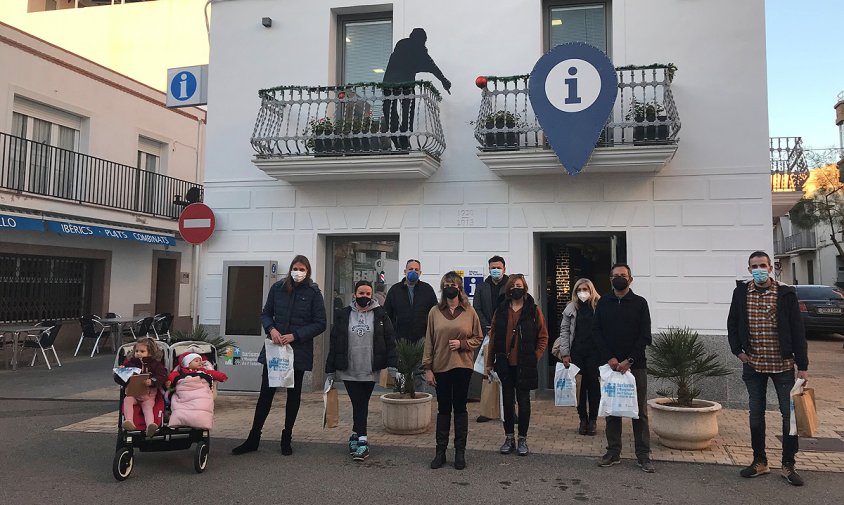 Imatge dels i les igers guanyadores que van poder assistir a l'acte de reconeixement, amb la regidora de Turisme