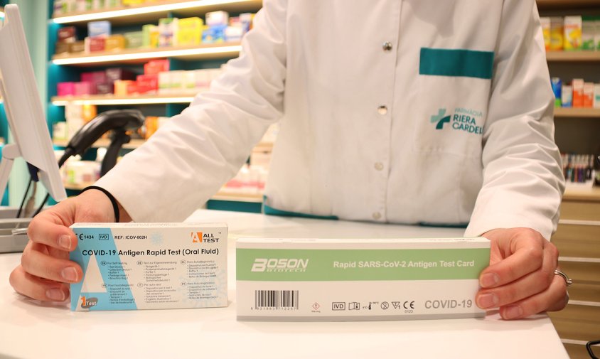 Imatge d'un farmacèutic amb uns testos d'antígens