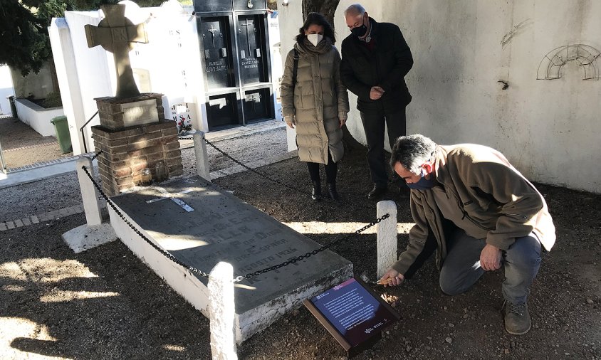 El moment en el que es va instal·lar la placa a la tomba, amb la presència dels regidors Núria Ortiz i Frederic Escoda