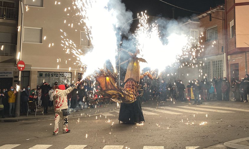 Imatge de l'encesa de la galera dins de la trobada de bèsties de foc