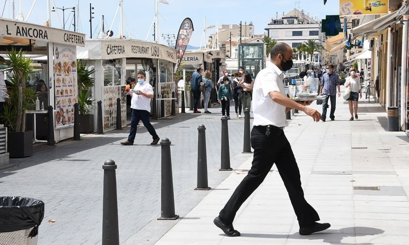 Imatge d'arxiu d'una zona de terrasses a la façana marítima del Port