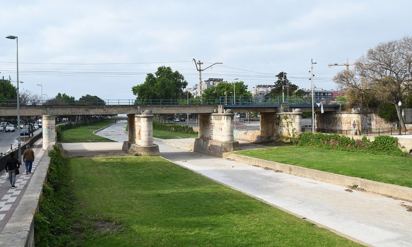 Aspecte del pont de l'antiga via fèrria que travessa la riera d'Alforja