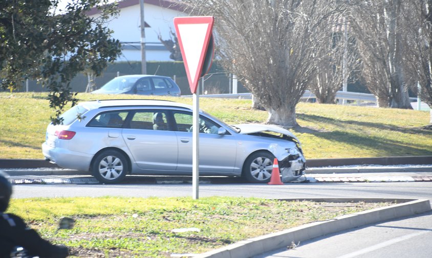 Imatge d'un dels vehicles accidentats en la persecució policial, ahir al migdia