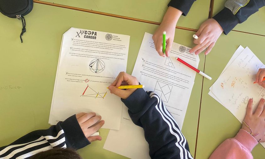 Grup d'alumnes fent la prova matemàtica