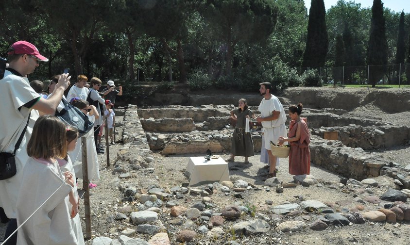 Imatge de la visita teatralitzada, ahir al matí, a la Vil·la Romana de la Llosa