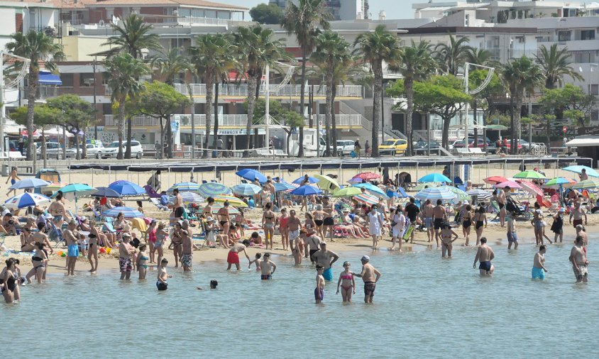 Imatge de gent a la platja de Regueral, aquest estiu passat