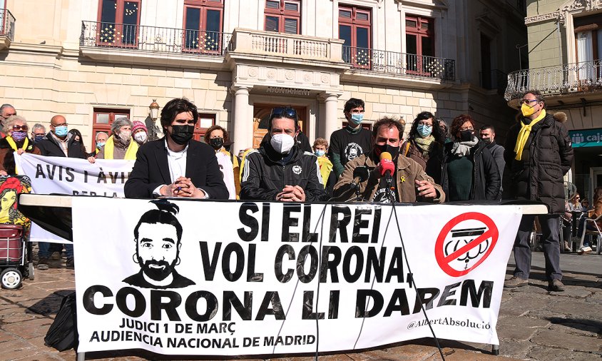 Albert Baiges, al centre de la foto, en l'acte d'aquest matí a la plaça Mercadal de Reus