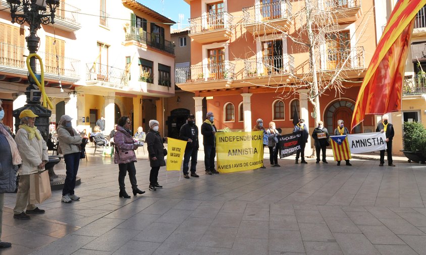 Un moment de la concentració de les Àvies i Avis, ahir al matí, a la plaça de la Vila