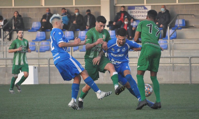 Un moment del partit entre el Cambrils Unió i el Bonavista