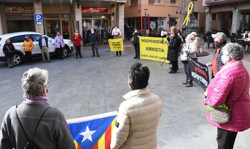 Imatge de la concentració de les Àvies i Avis, ahir, a la plaça de la Vila