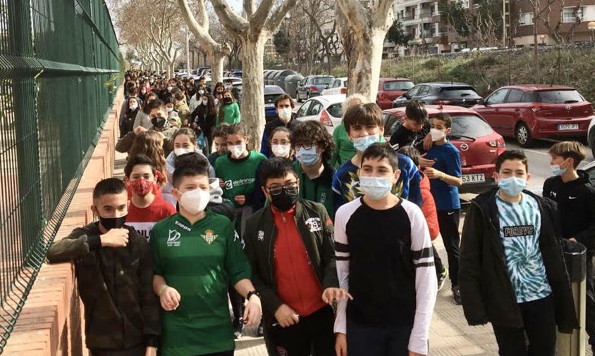 Grup d'alumnes del centre que va participar a la caminada solidària