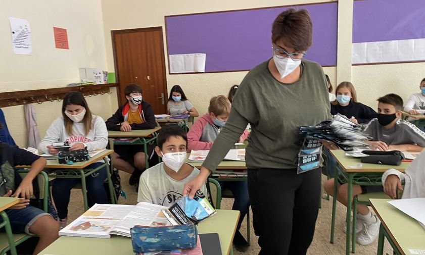 Imatge d'arxiu d'alumnes del col·legi Cardenal Vidal i Barraquer rebent la seva mascareta per part de l'AMPA del centre